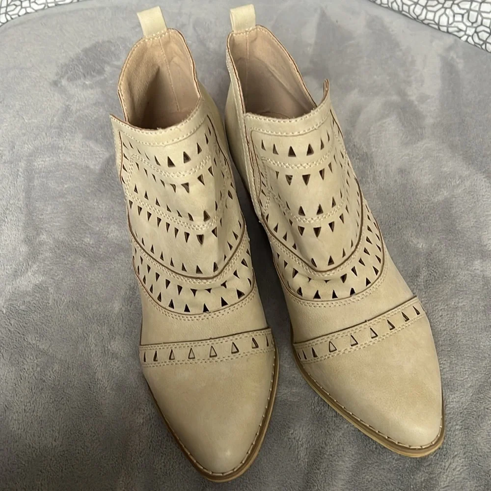 Mi iM Cut Out Boots. Worn Once. Cream Sz 10